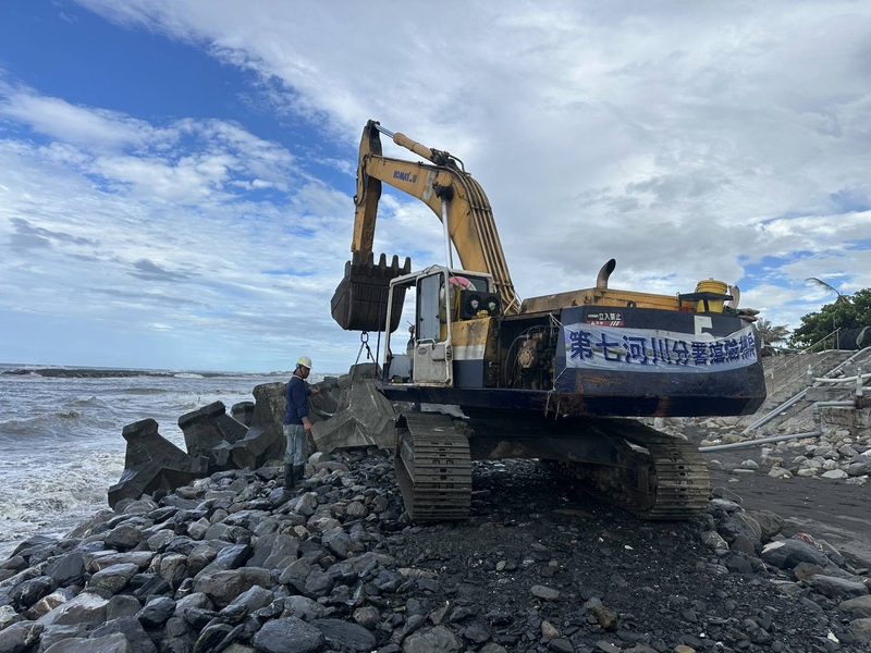 「丹娜絲」颱風逼近!屏東部署153台抽水機、200顆防汛塊搶護下寮海堤防潰 「丹娜絲」颱風逼近!屏東部署153台抽水機、200顆防汛塊搶護下寮海堤防潰
