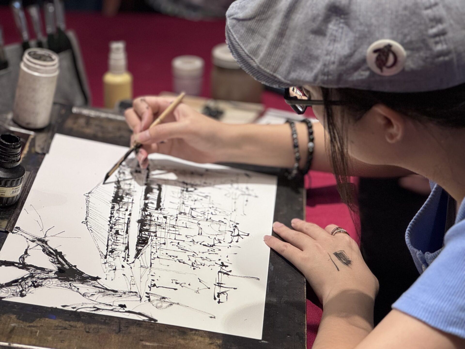 如松講堂余思瀅走畫用彩筆紀錄生活很有特色