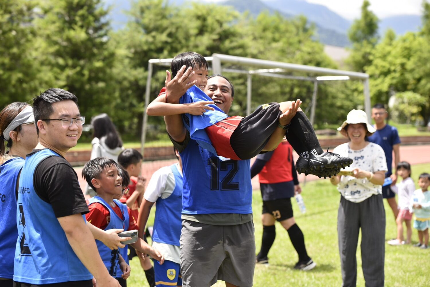 山城足球玩創意　西瓜化身獎盃創意爆表