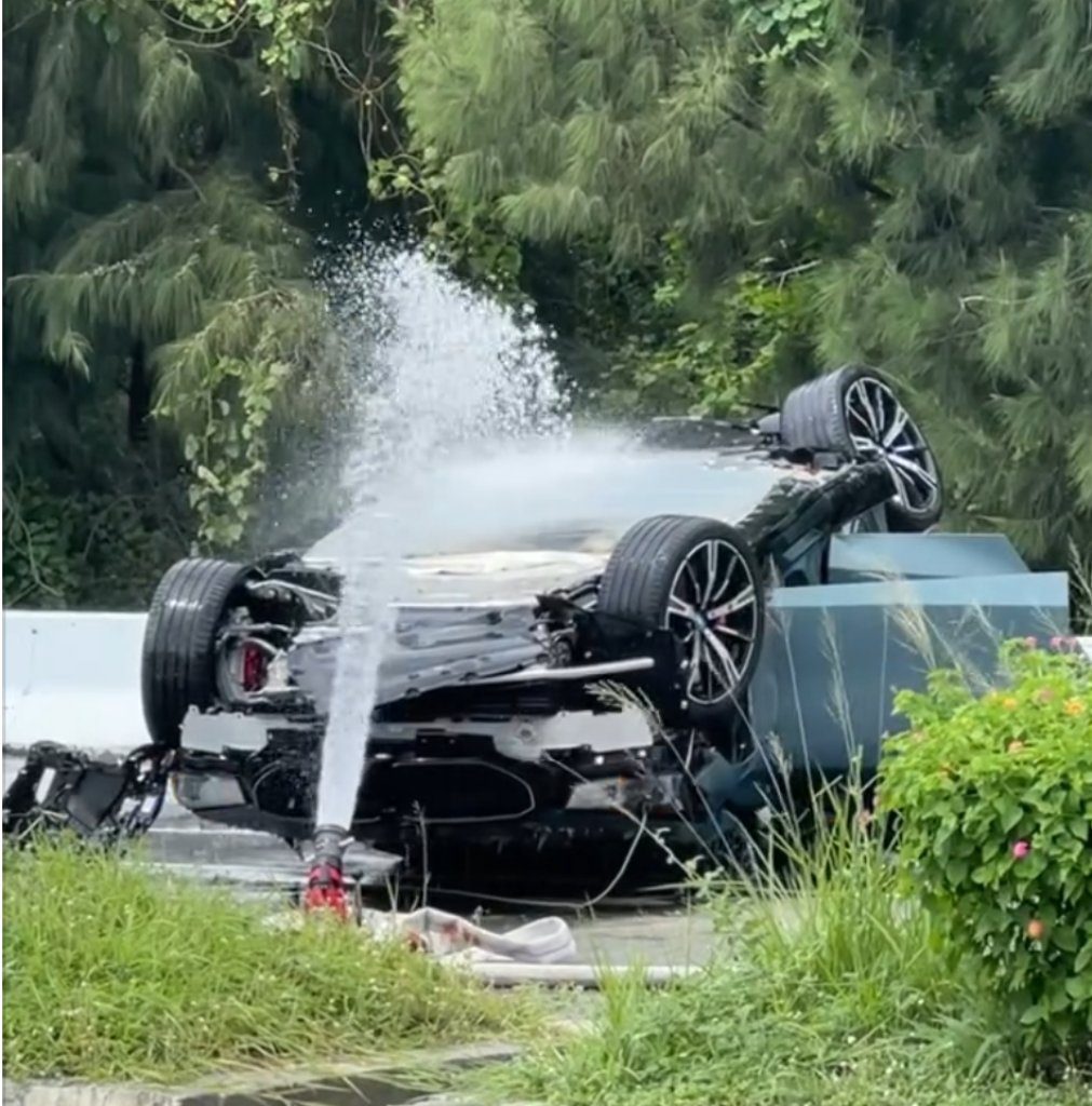 台南特斯拉翻覆!消防人員噴水灌救 網虧:「這邊不能停車喔！」