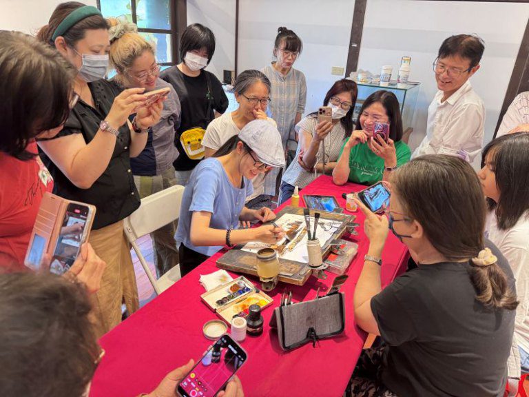 如松講堂余思瀅走畫用彩筆紀錄生活很有特色 如松講堂余思瀅走畫用彩筆紀錄生活很有特色