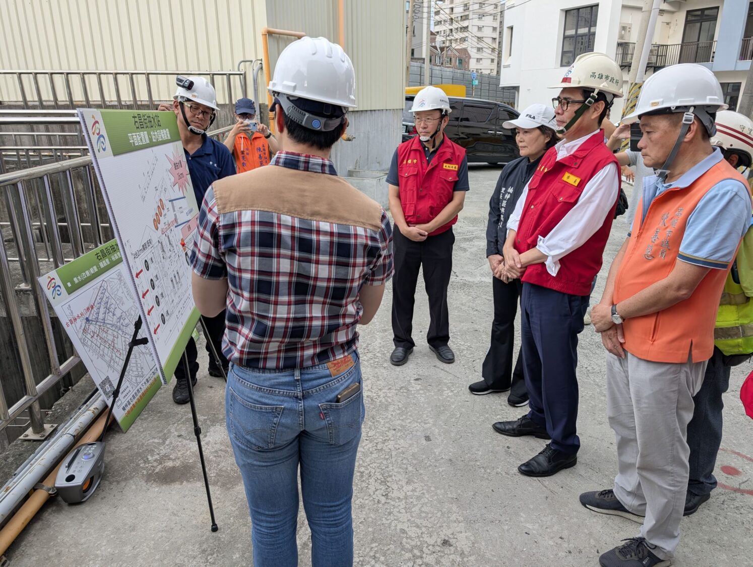 丹娜絲颱風逼近 陳其邁視察右昌抽水站及側溝清淤整備情形