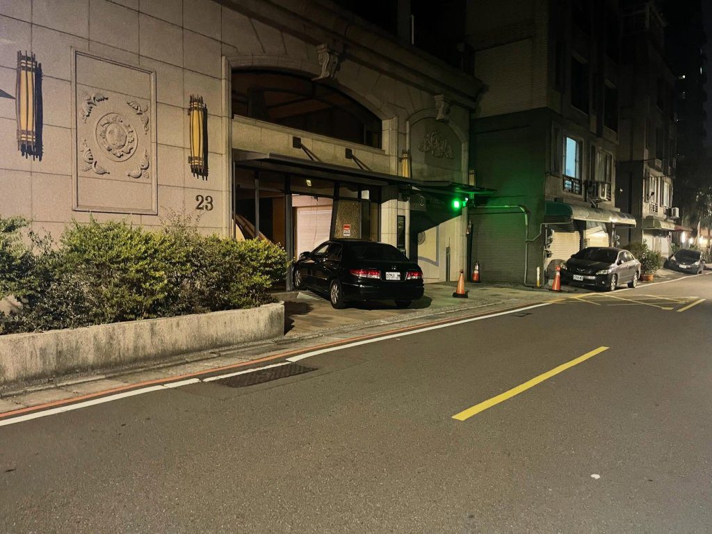 投資糾紛開車衝撞合夥人住處社大門！ 　中壢男子涉恐嚇等3罪送辦