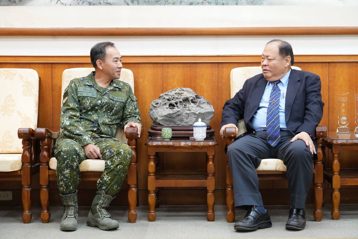 澎防部政戰主任許力仁榮退 陳光復頒榮譽縣民證