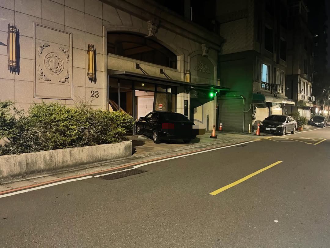 疑投資糾紛爆衝突 男子開車怒撞合夥人住處社區大門