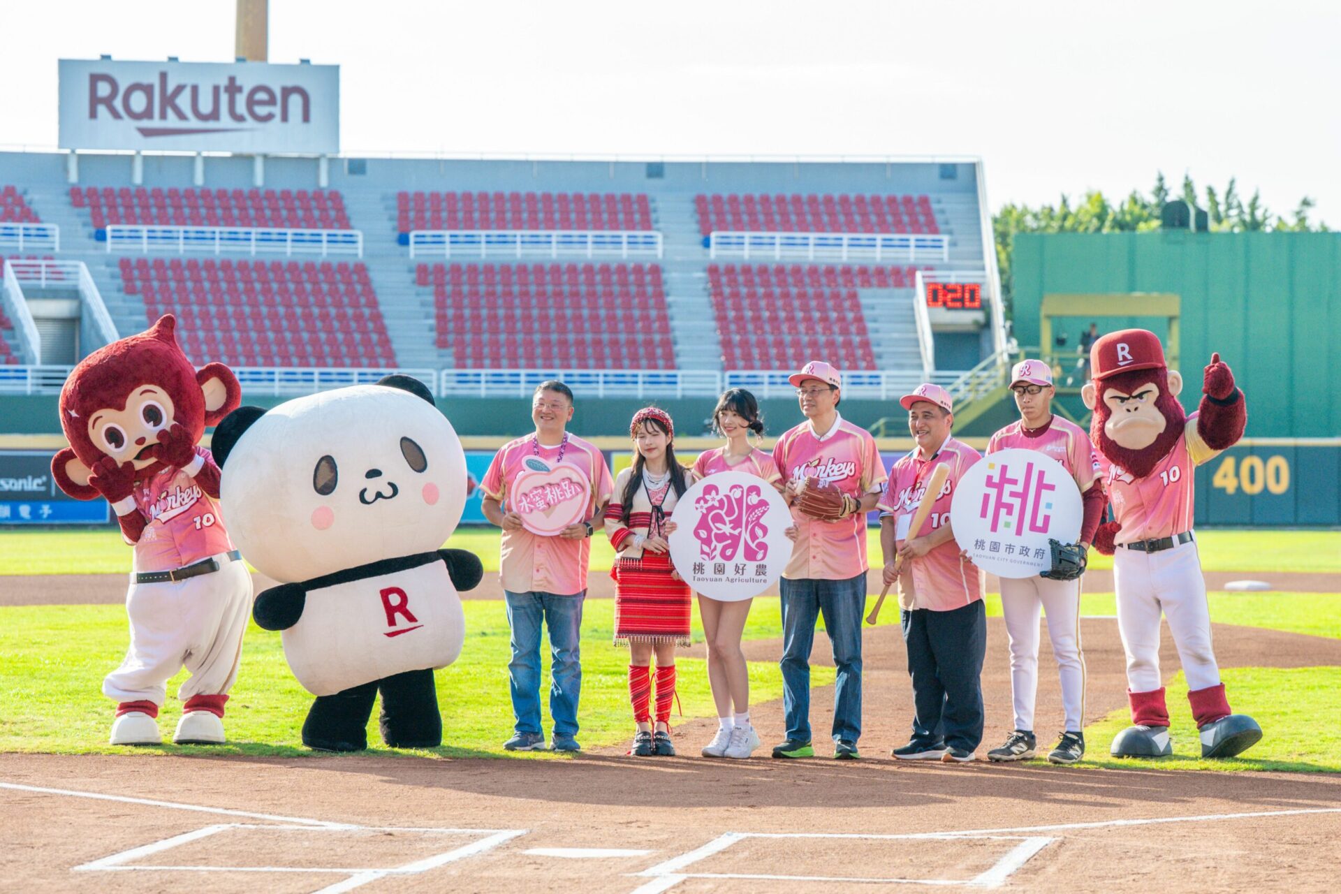 水蜜桃棒球主題日熱賣500箱 樂天桃猿攜手市府推廣桃園農特產 水蜜桃棒球主題日熱賣500箱 樂天桃猿攜手市府推廣桃園農特產