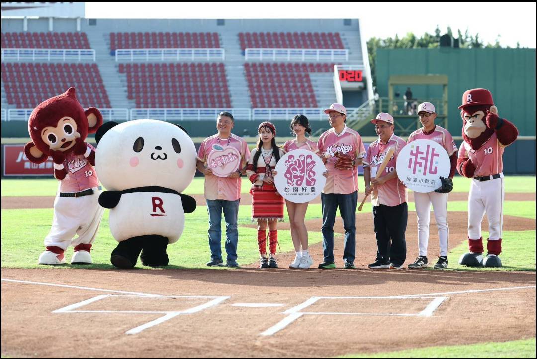 樂天桃猿「水蜜桃趴」登場 市長張善政化身桃園隊投手開球行銷在地農產