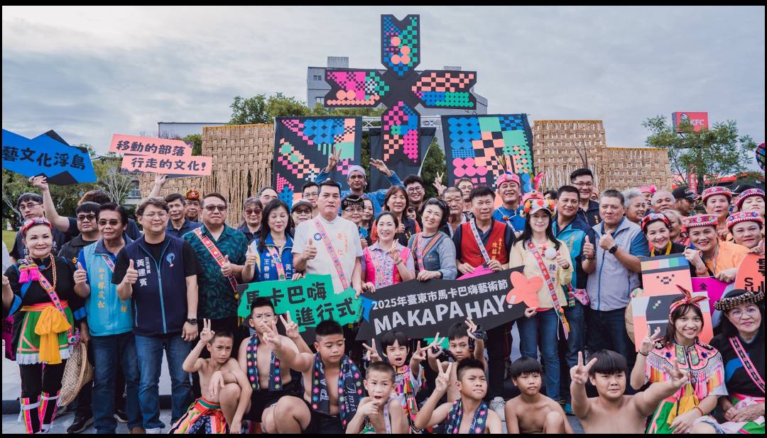 市長陳銘風與薛薛、阿拉斯領隊開場 馬卡巴嗨踩街熱力開場 千人隊伍迎夏祭