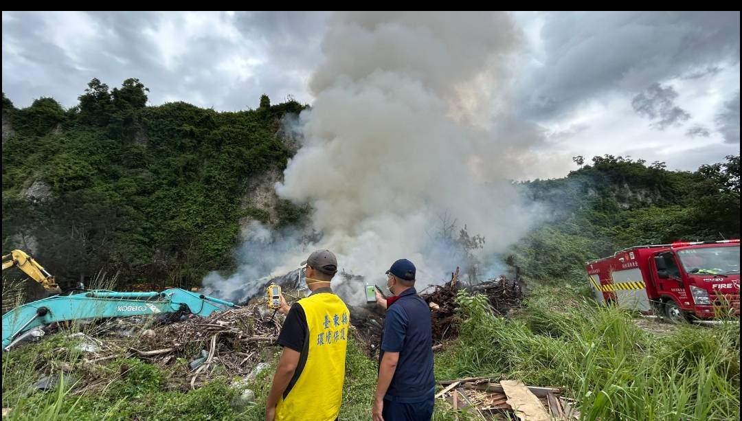疑廢鋰電池爆炸引發卑南鄉垃圾掩埋場火災 火勢已控制 臺東環保局籲鋰電池應確實分類回收