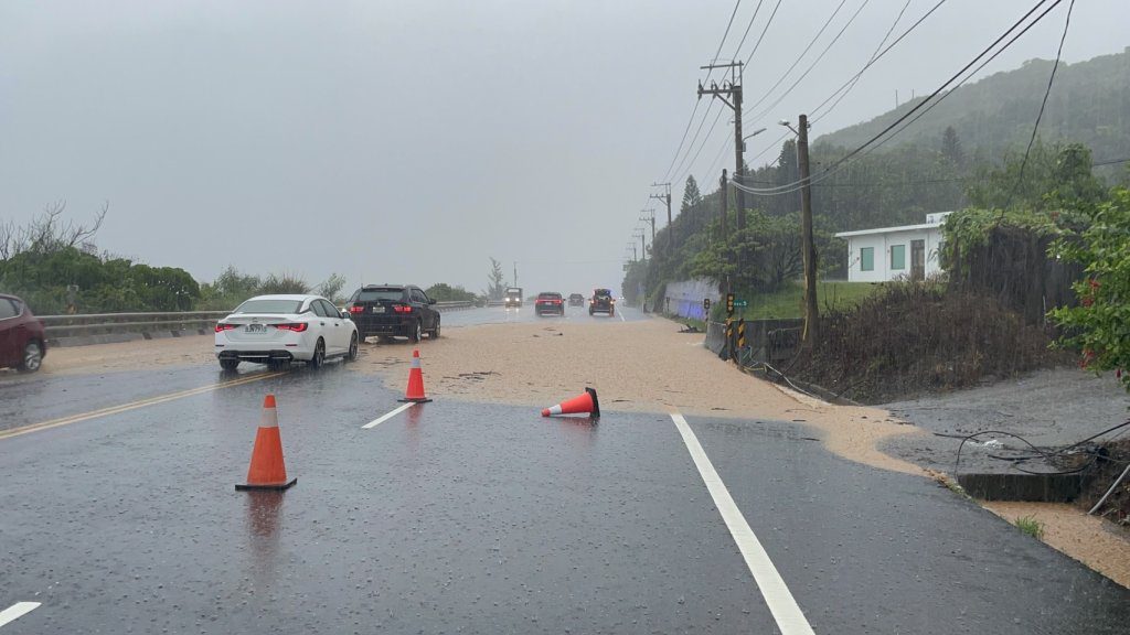 台9線泥水阻路!大武警即時排除險象 丹娜絲颱風期間籲民眾提高警覺 台9線泥水阻路!大武警即時排除險象 丹娜絲颱風期間籲民眾提高警覺