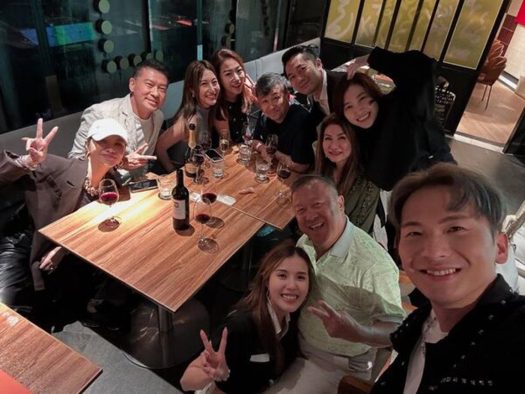 25歲女星合照曾志偉蹲腿間！鄧凱文「卡位」挨批不雅