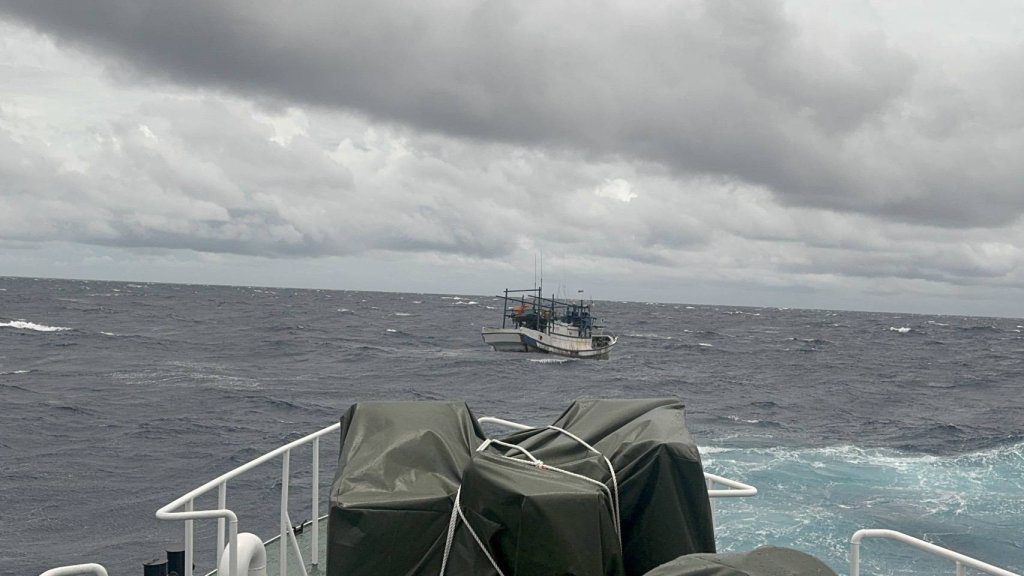 蘇澳外海作業漁船失去動力 海巡鑑艇頂丹娜絲颱風風浪戒護返港 蘇澳外海作業漁船失去動力 海巡鑑艇頂丹娜絲颱風風浪戒護返港