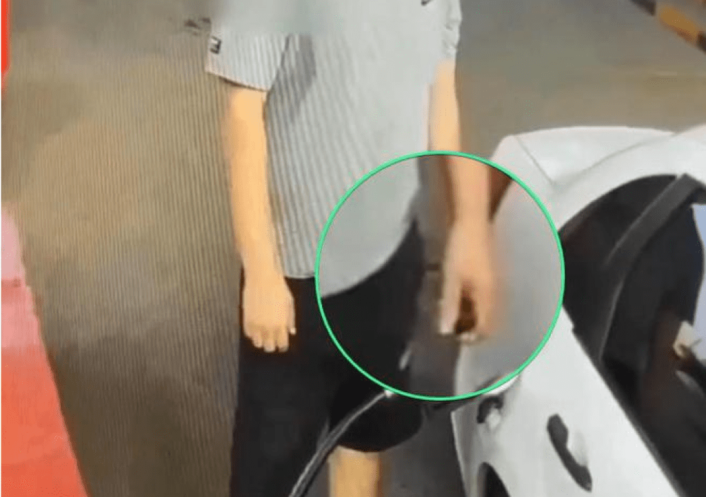 影／加油時起火！駕駛疑油箱旁1動作「靜電引起火花」　猛燒全車變火球