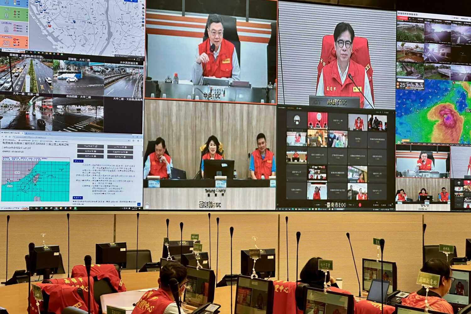 颱風來襲!陳其邁坐鎮高雄災害應變中心籲遠離戶外危險活動 颱風來襲!陳其邁坐鎮高雄災害應變中心籲遠離戶外危險活動