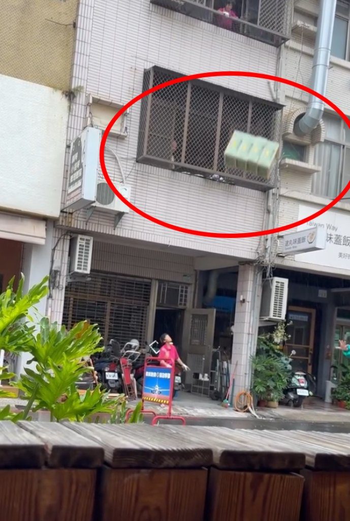 影/清理廢棄家具變「空投」?高雄76歲婦人三樓直丟家具 路人嚇壞 影/清理廢棄家具變「空投」?高雄76歲婦人三樓直丟家具 路人嚇壞