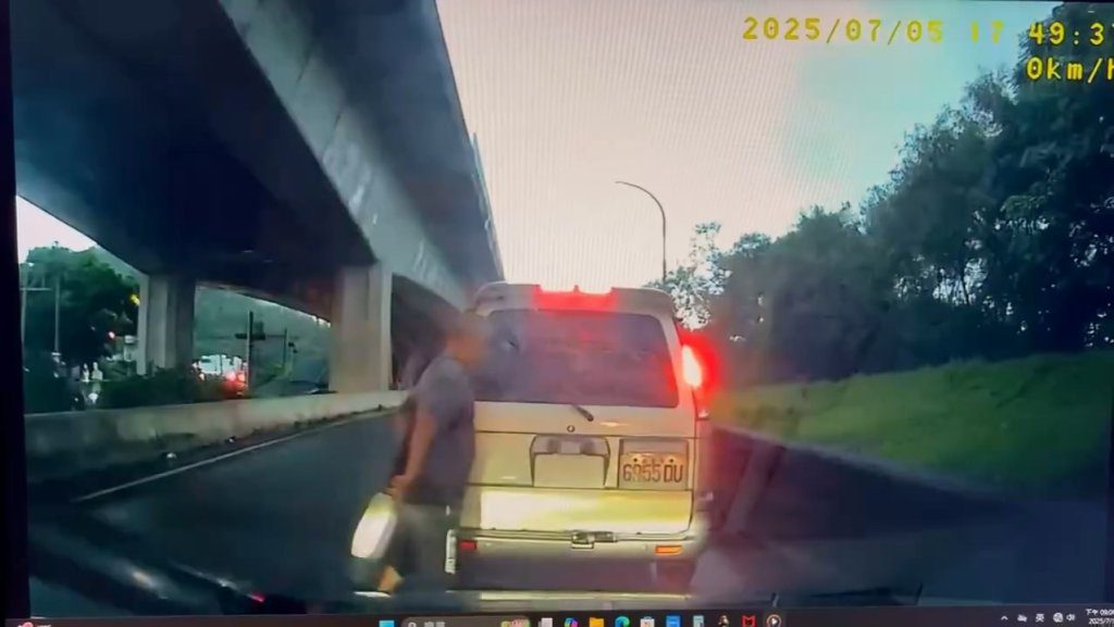 影／扯爆！倒退嚕撞後車「想私了遭拒」暴怒　竟拿西瓜刀下車嗆聲後逃逸