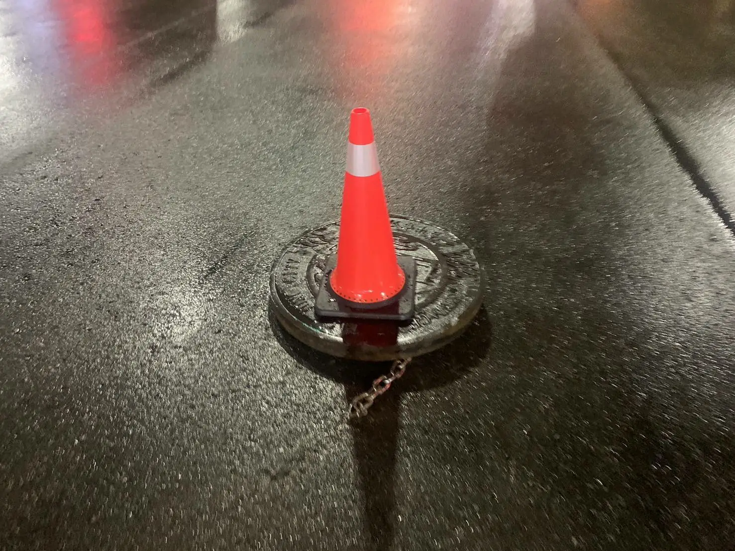 颱風天人孔蓋離家出走　三警合力扛百公斤才復位