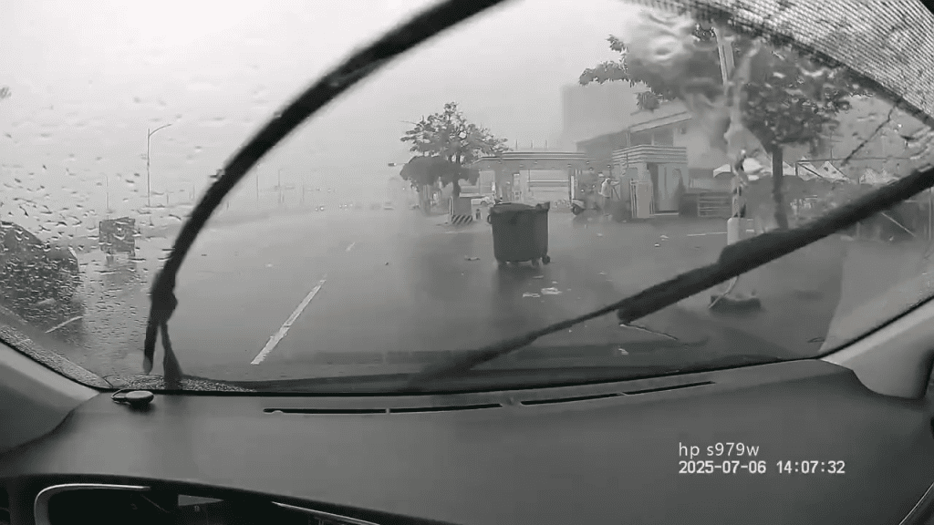 有片／丹娜絲狂掃南台灣！垃圾桶攜伴「衝上馬路」　網全看傻：像災難片