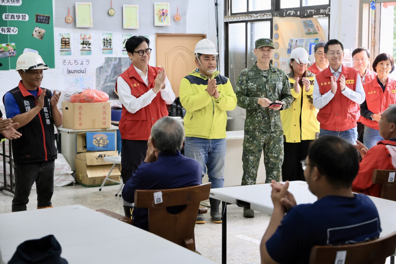 陳其邁市長趕赴桃源山區視察防颱整備、關心居民預防性撤離 陳其邁市長趕赴桃源山區視察防颱整備、關心居民預防性撤離