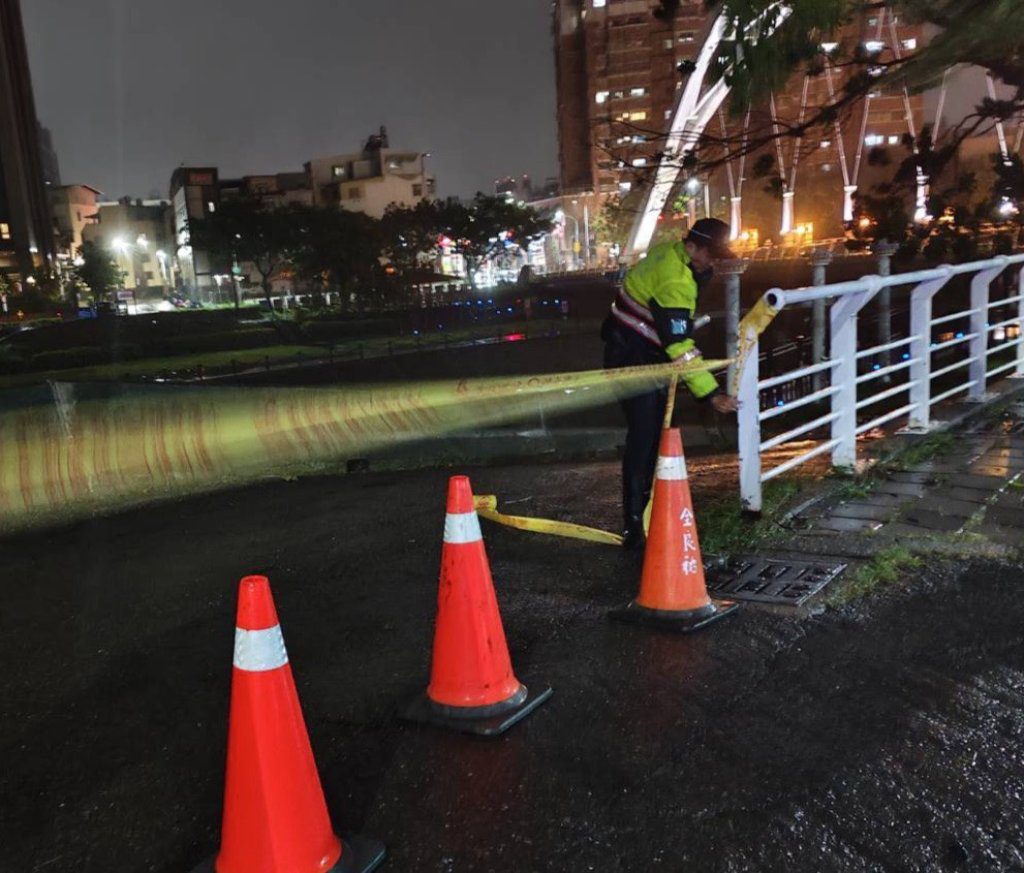 快訊／高雄傳災情！後勁溪河床施工「人行道大面積坍塌」