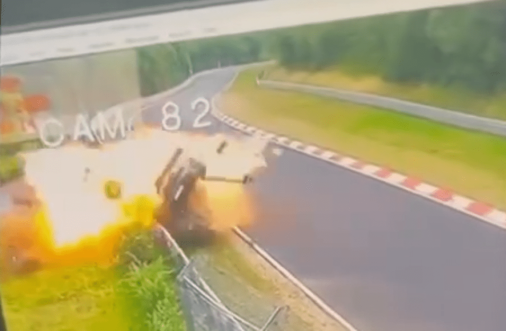 影／紐柏林賽道事故！保時捷與BMW高速擦撞再撞護欄　騰空飛起爆炸變便火球