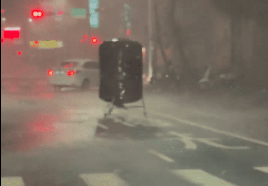 影／還以為是水塔！宮廟「巨大金爐」被丹娜絲吹到馬路上　左右側滑駕駛急閃