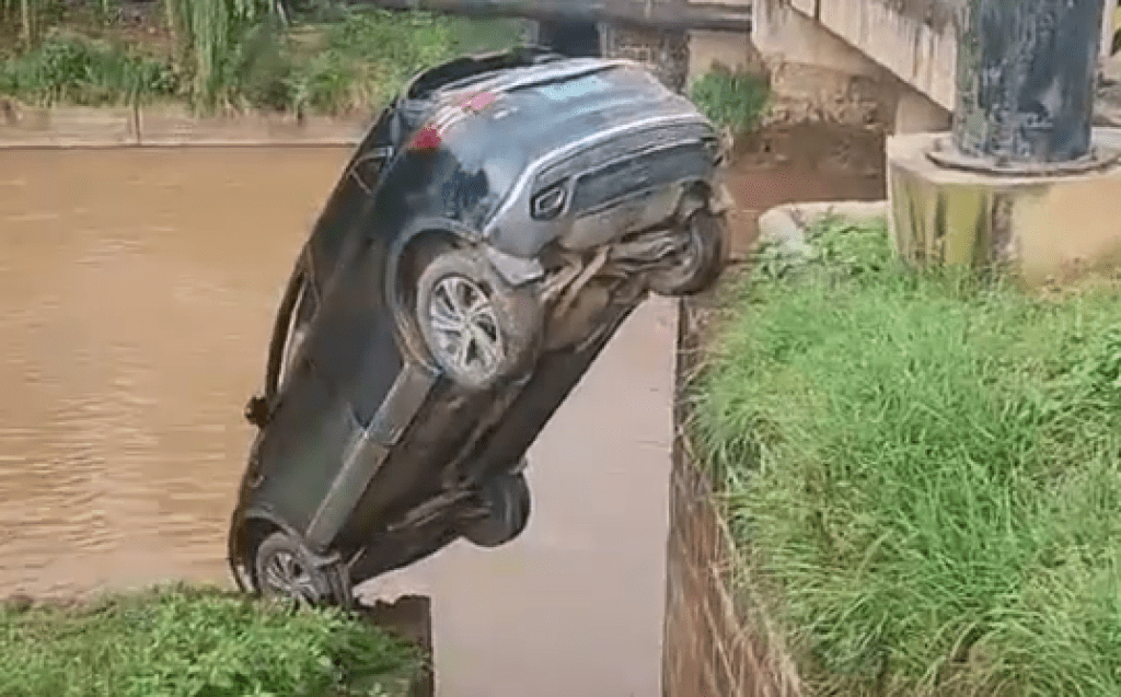 影／不是神級停車技術！駕駛操作不當衝出道路　「2輪懸空卡住」險墜河