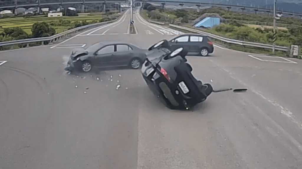 撞擊畫面曝光！　苗栗兩車口相撞1車側翻 6人受傷送醫