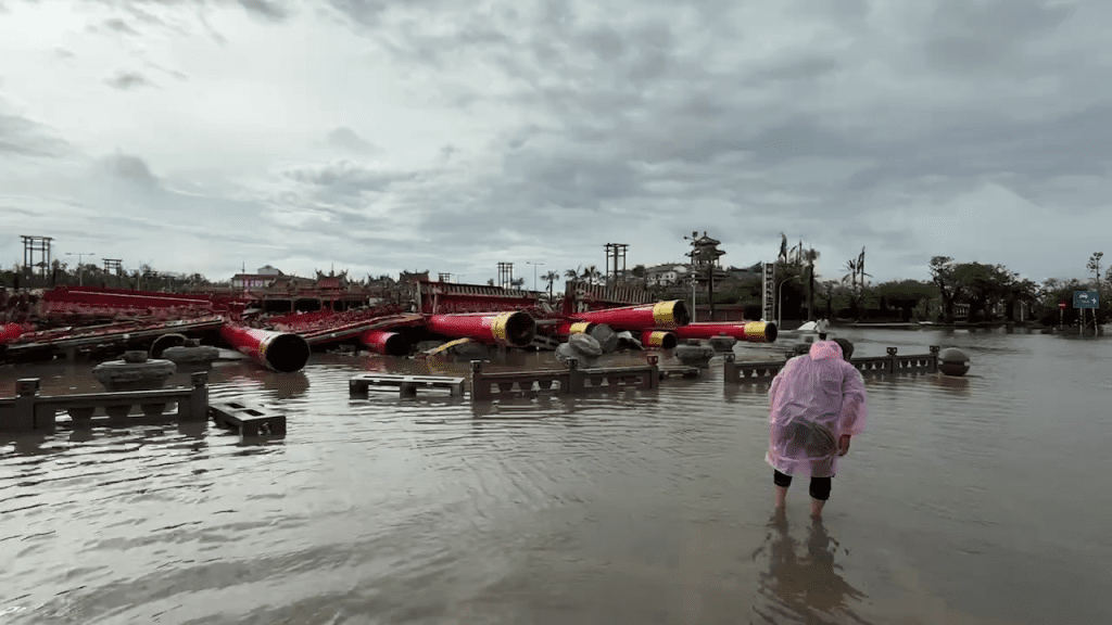 丹娜絲狂襲!南鯤鯓代天府「12牌樓柱」被吹斷 廟埕積水如河…市政府說話了 丹娜絲狂襲!南鯤鯓代天府「12牌樓柱」被吹斷 廟埕積水如河…市政府說話了