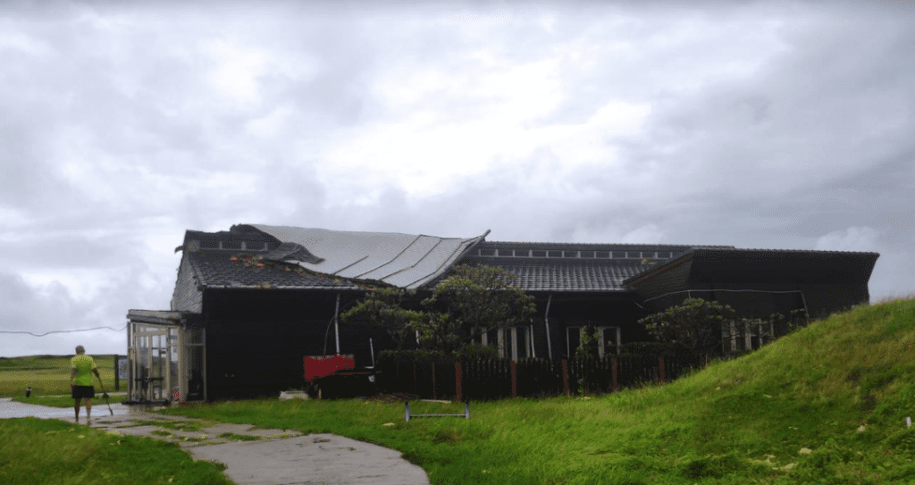 丹娜絲強風掀開澎湖鐵皮辦公廳舍屋頂 路樹倒塌壓車 丹娜絲強風掀開澎湖鐵皮辦公廳舍屋頂 路樹倒塌壓車