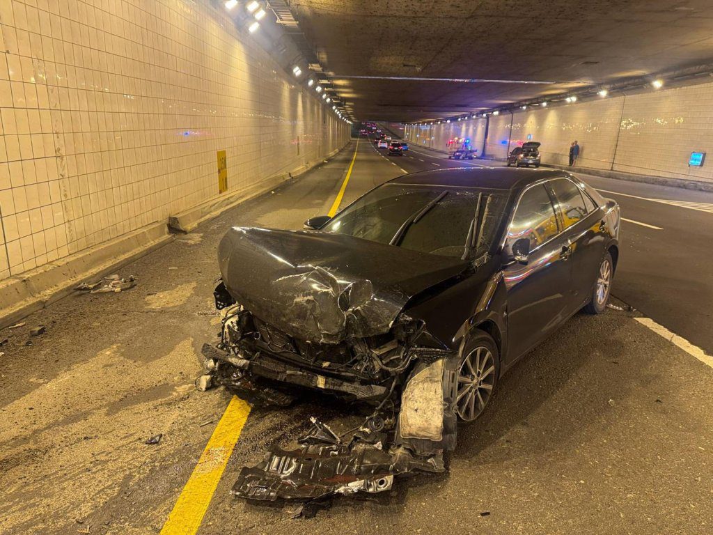 台74線事故! 自小客車自撞牆面車頭撞爛駕駛受傷 台74線事故! 自小客車自撞牆面車頭撞爛駕駛受傷