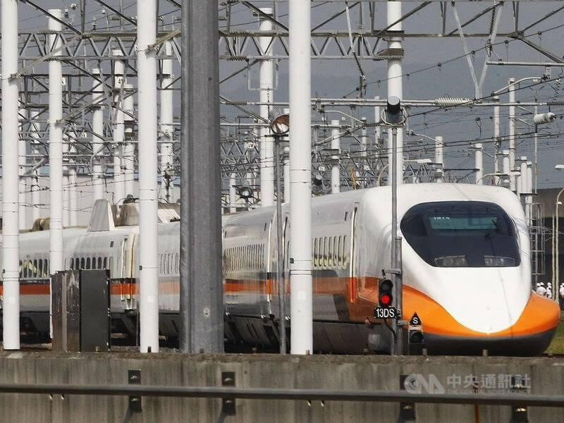 颱風丹娜絲襲台 3列高鐵斷電卡軌道影響600旅客