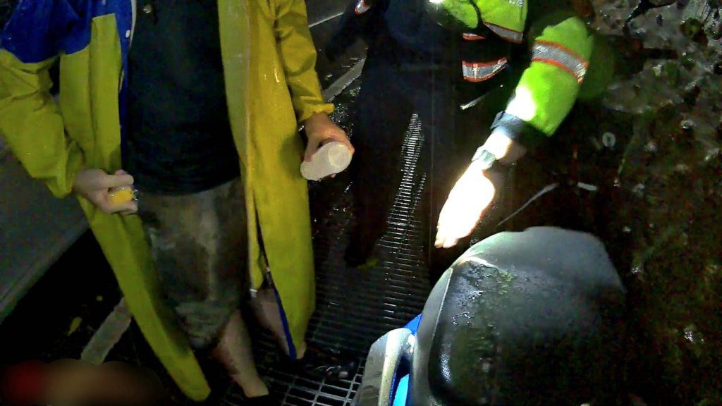 颱風夜機車油料不足竟將酒加入油箱! 車子拋錨警協助搭脫困 颱風夜機車油料不足竟將酒加入油箱! 車子拋錨警協助搭脫困