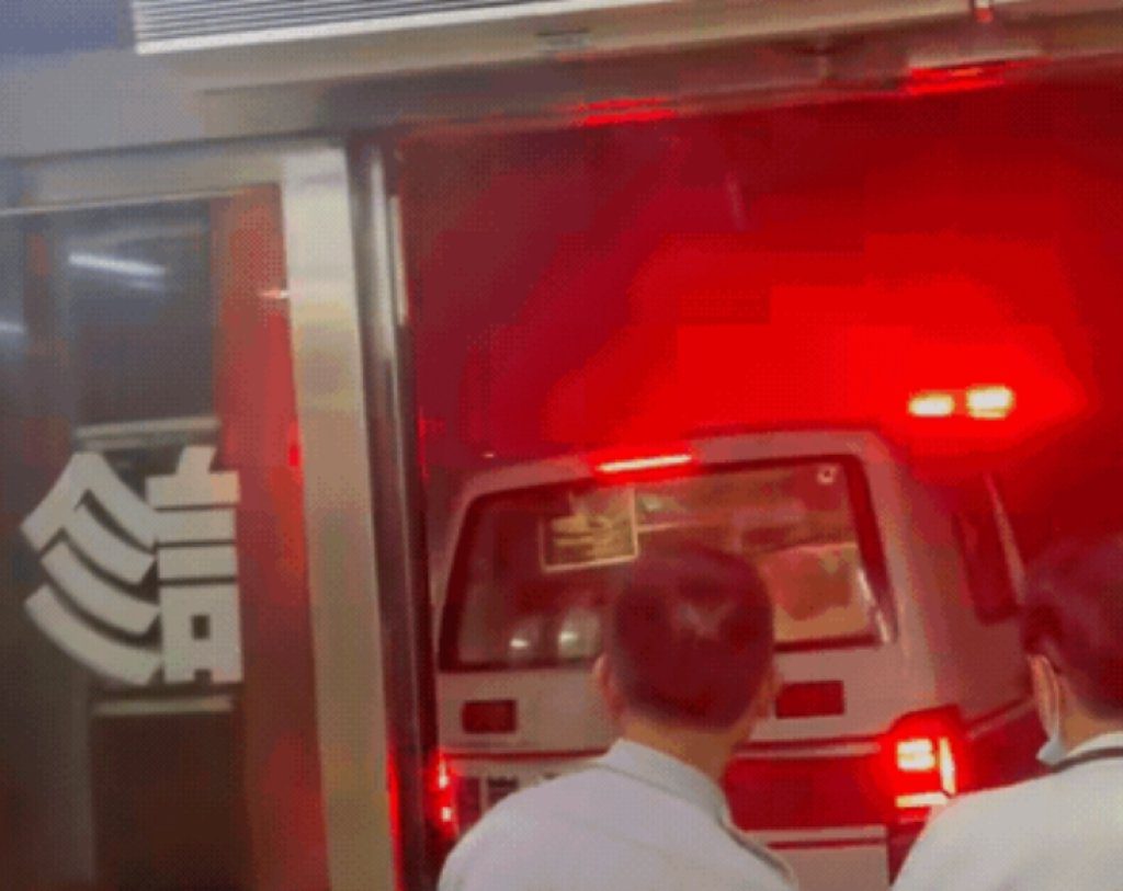 影/丹娜絲橫掃嘉義!長庚急診室外救護車竟遭強風吹移驚呆全場 影/丹娜絲橫掃嘉義!長庚急診室外救護車竟遭強風吹移驚呆全場