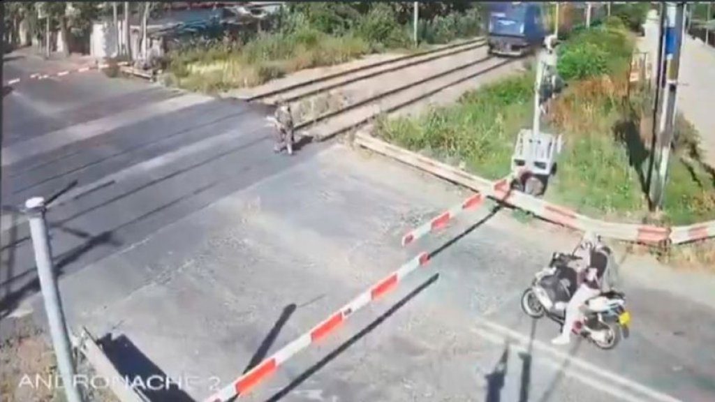 影/老婦人穿越鐵軌!走太慢慘被火車撞飛「當場四分五裂身亡」 影片羅馬尼亞網路瘋傳 影/老婦人穿越鐵軌!走太慢慘被火車撞飛「當場四分五裂身亡」 影片羅馬尼亞網路瘋傳