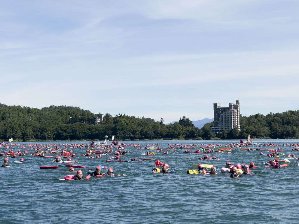 日月潭泳渡放寬開放75歲~79歲泳客 外界戲稱「馬英九條款」 日月潭泳渡放寬開放75歲~79歲泳客 外界戲稱「馬英九條款」