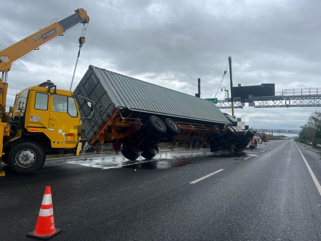 丹娜絲強風發威! 國道1號貨櫃車被吹翻 丹娜絲強風發威! 國道1號貨櫃車被吹翻
