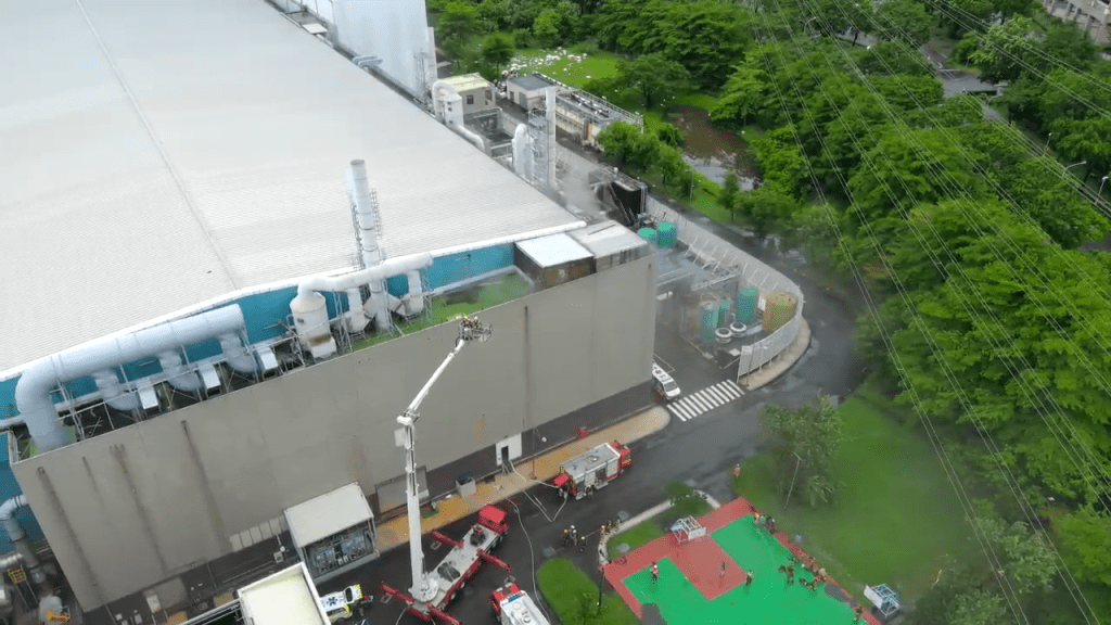 新／台南面板彩晶廠驚傳火警！狂冒白煙　消防急射水