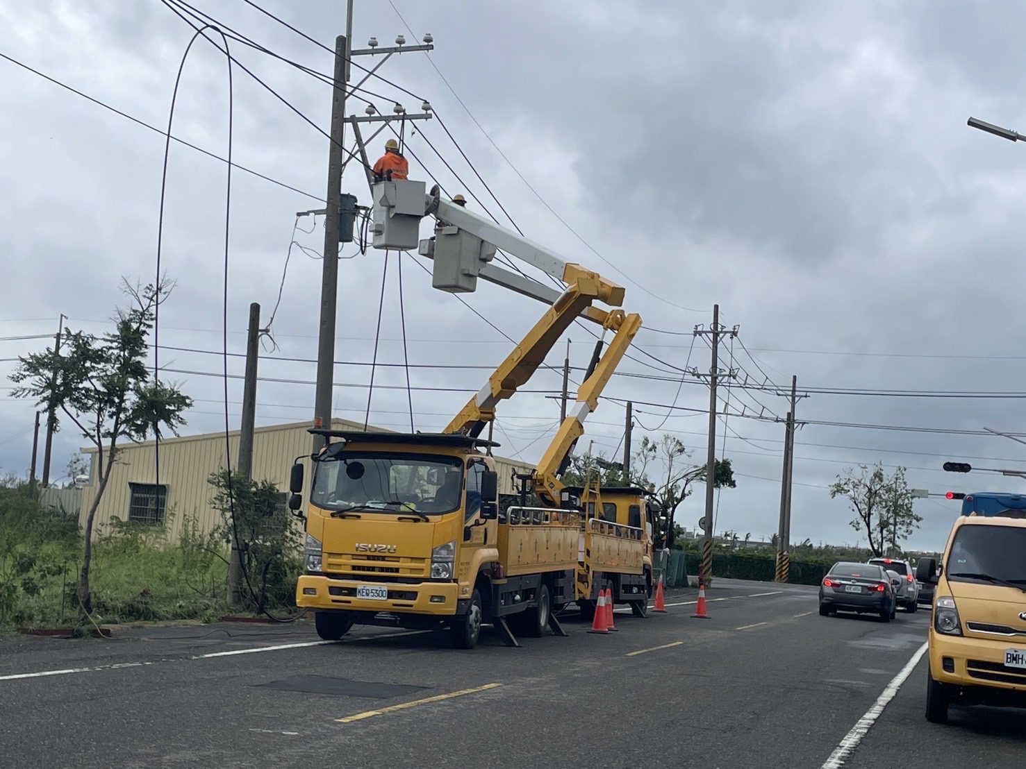 丹娜絲襲台南！台電跨區385人馳援 7.4萬戶已恢復供電
