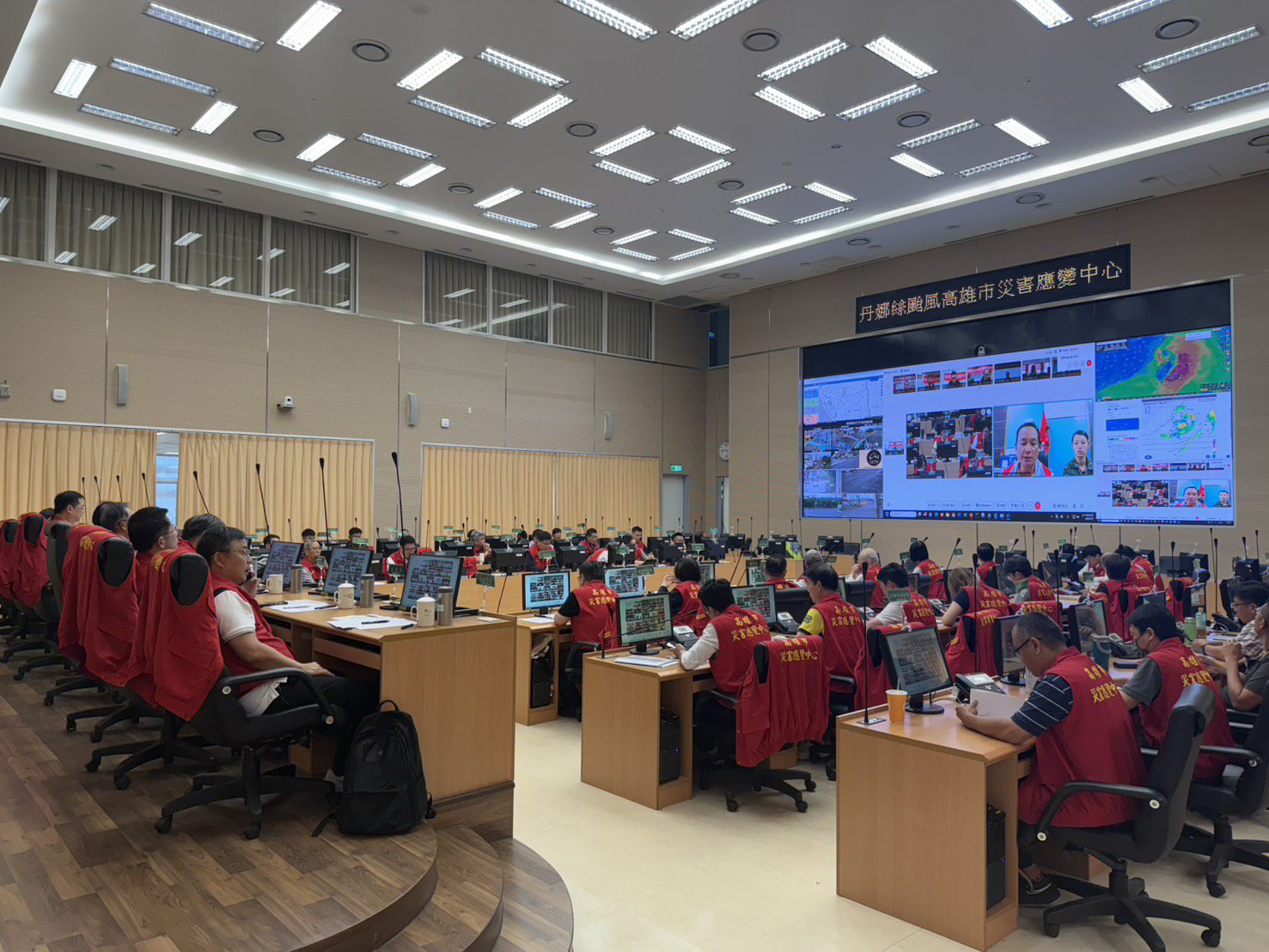 林欽榮副市長前往水情中心關心颱風災後復原進度及掌握山區居民撤離狀況 林欽榮副市長前往水情中心關心颱風災後復原進度及掌握山區居民撤離狀況