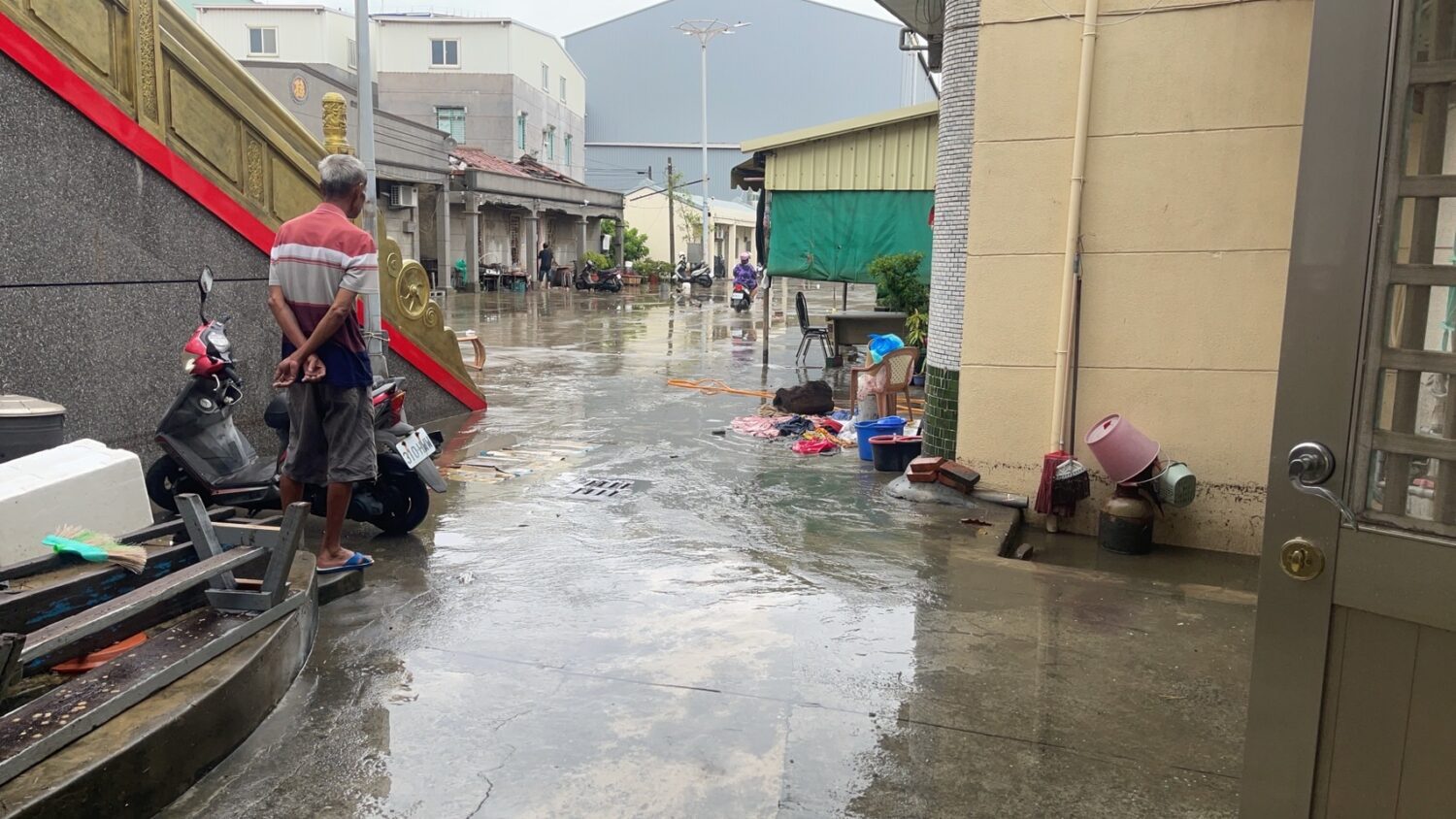 高市旗津污水廠進水抽水管破裂 水利局緊急應變 積極協助居民復原 高市旗津污水廠進水抽水管破裂 水利局緊急應變 積極協助居民復原