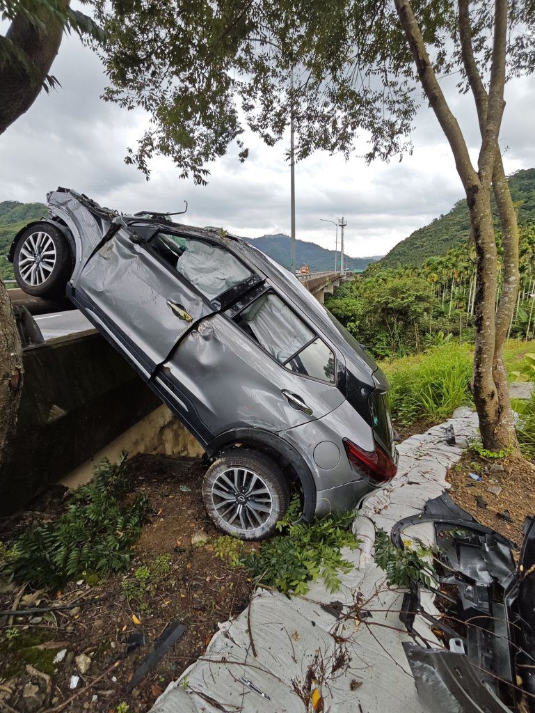 國道6號事故！自小客車先追撞再衝出護欄　駕駛受傷送醫
