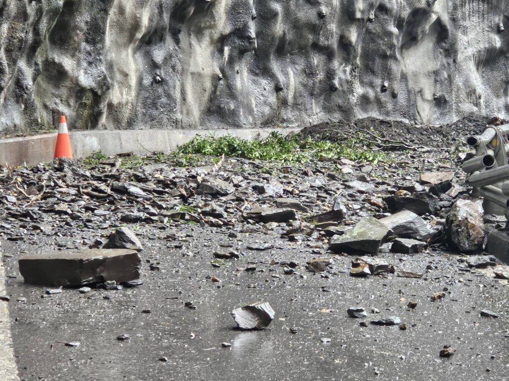 丹娜絲颱風釀台20線霧鹿段落石阻路　關山警即時通報助村民脫困
