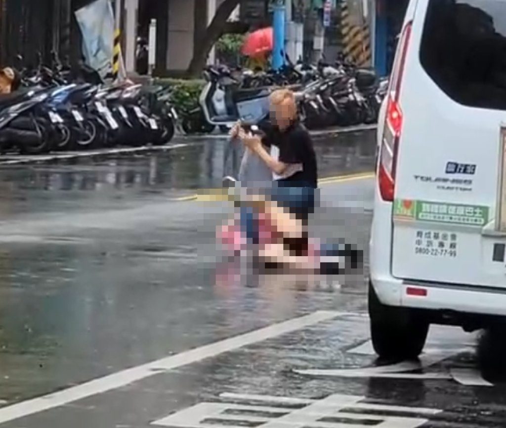 驚悚行兇畫面曝光！土城男子持刀刺殺妻子及小姨子　兩女倒臥血泊中