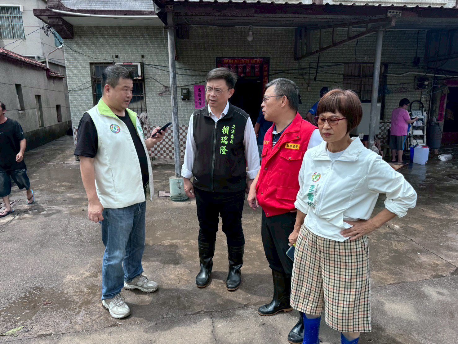 旗津污水管線破裂造成淹水 賴瑞隆第一時間前往勘災 全力協助居民復原生活 旗津污水管線破裂造成淹水 賴瑞隆第一時間前往勘災 全力協助居民復原生活