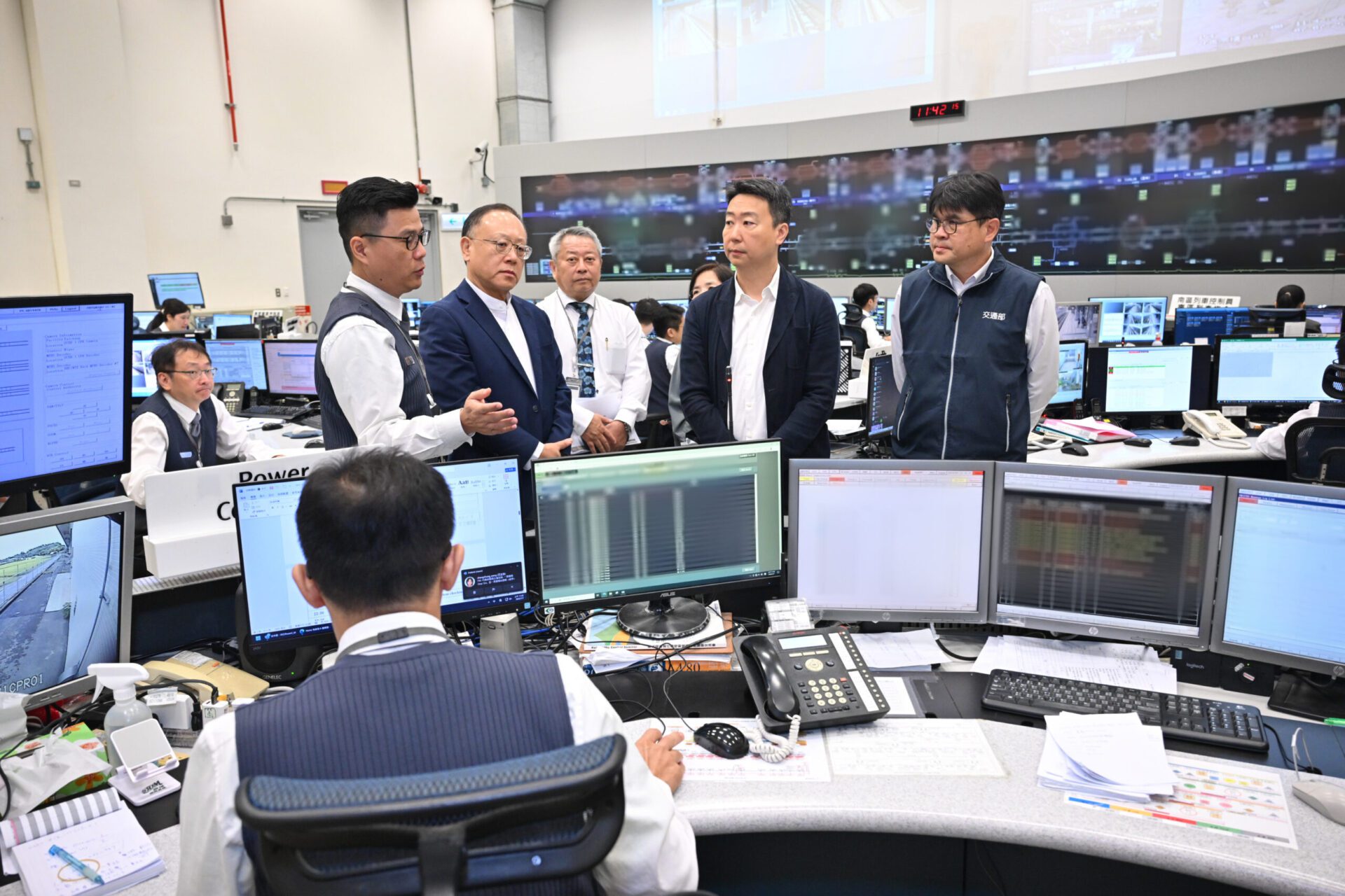 凌晨才下班!高鐵員工徹夜堅守崗位 守護旅客平安 凌晨才下班!高鐵員工徹夜堅守崗位 守護旅客平安