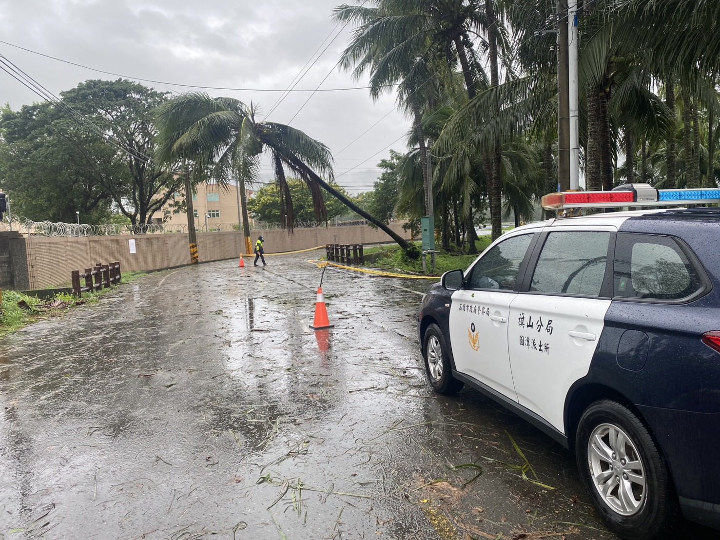 丹娜絲颱風來襲  旗山警風雨中的守護民眾安全
