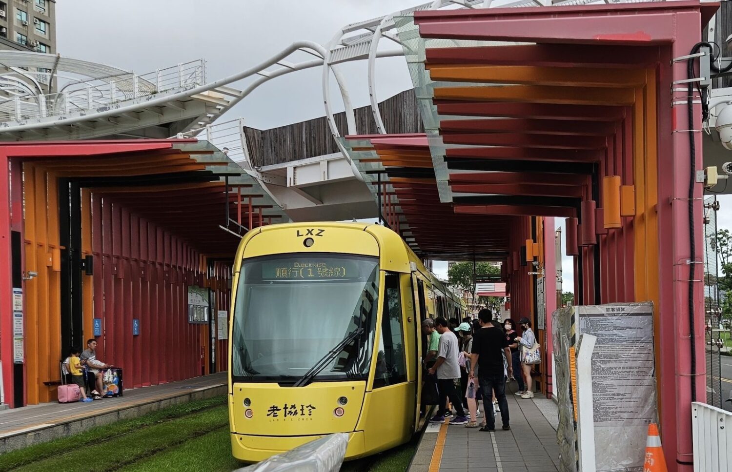 高雄輕軌今午後恢復行駛，搭乘人潮湧現