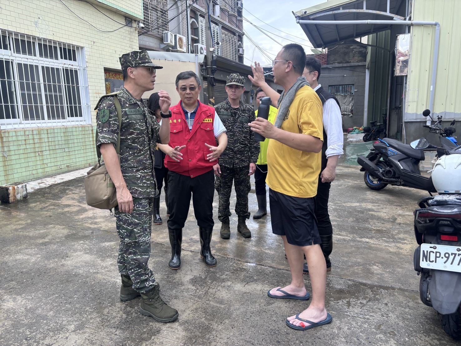 旗津污水爆管致住戶淹水　高市府聯手國軍百人清淤復原