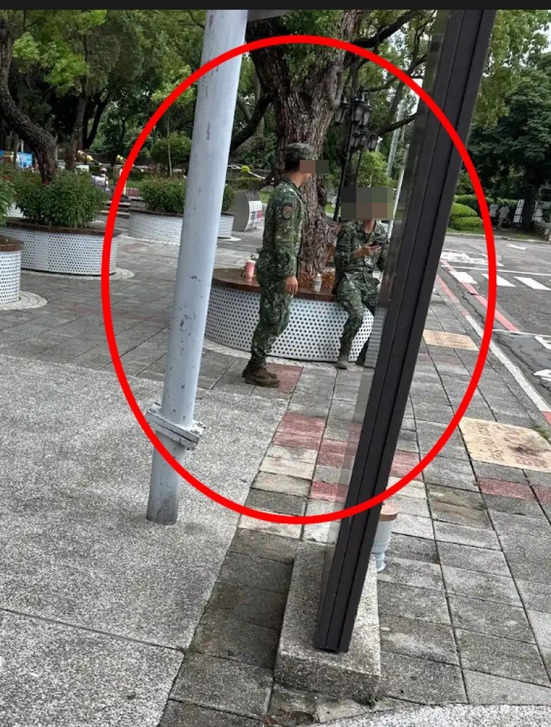 爆料/軍服抽菸惹議!國軍湖口服務區現身 民眾質疑軍紀形象 爆料/軍服抽菸惹議!國軍湖口服務區現身 民眾質疑軍紀形象